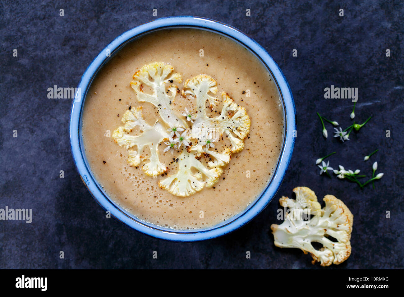 Soupe de chou-fleur rôti à l'ail sauvage Fleurs Banque D'Images