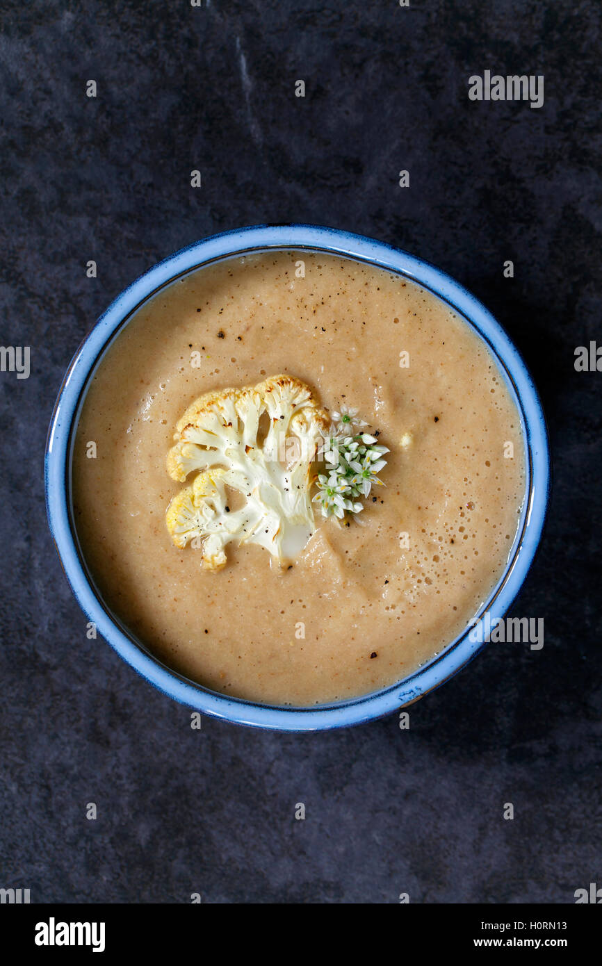 Soupe de chou-fleur rôti à l'ail sauvage Fleurs Banque D'Images Soupe de chou-fleur rôti à l'ail sauvage Fleurs Banque D'Images