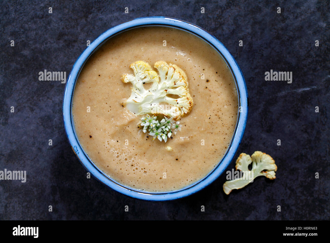 Soupe de chou-fleur rôti à l'ail sauvage Fleurs Banque D'Images Soupe de chou-fleur rôti à l'ail sauvage Fleurs Banque D'Images