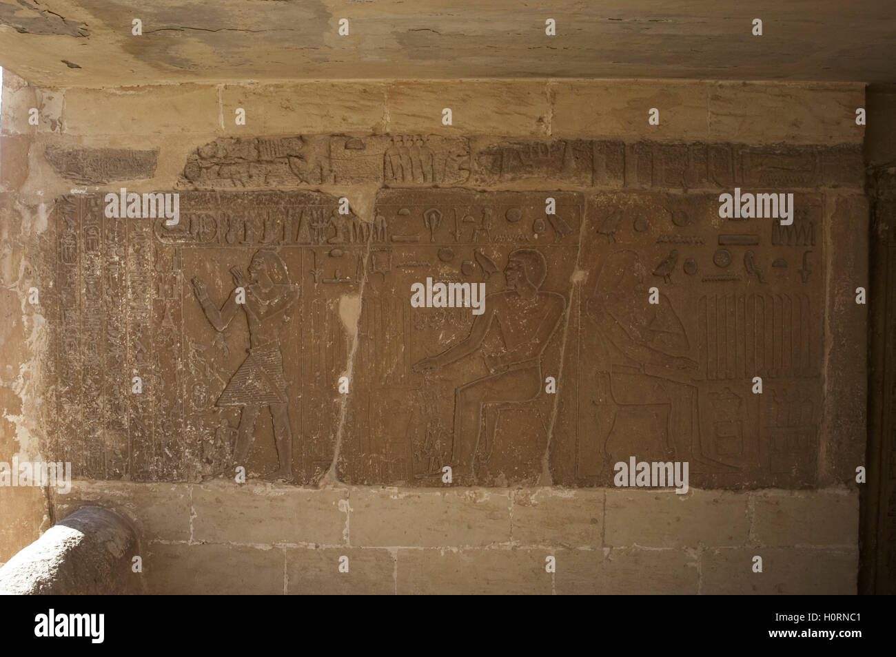 L'Égypte. Nécropole de Saqqara. Relief représentant une personne décédée Faire une offrande aux dieux et d'un rituel religieux. Vieux Royaume. Banque D'Images