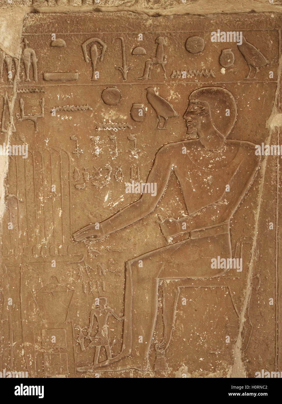 L'Égypte. Nécropole de Saqqara. Relief représentant une personne décédée Faire une offrande aux dieux. Vieux Royaume. Banque D'Images