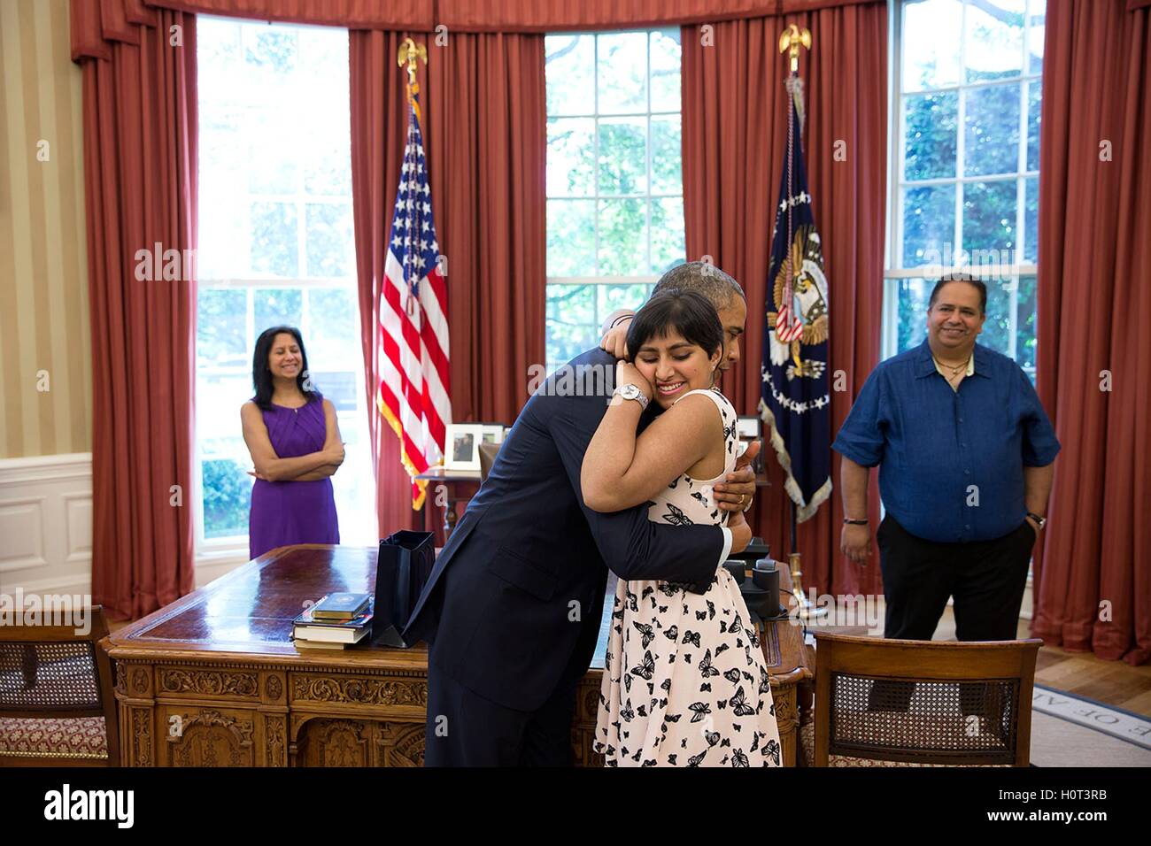 Le président des États-Unis, Barack Obama, Hugues 16 ans Make-A-Wish bénéficiaire Mohini Samani dans le bureau ovale le 26 juin 2015 à Washington, DC. Banque D'Images