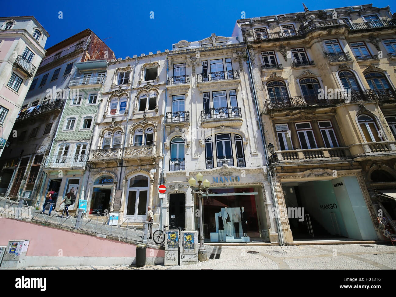 Rue commerçante avec des maisons dans le centre de Coimbra, Portugal, région Centre. Banque D'Images Rue commerçante avec des maisons dans le centre de Coimbra, Portugal, région Centre. Banque D'Images