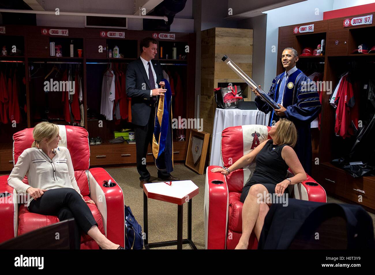 Le président des États-Unis, Barack Obama, des blagues avec le personnel de la Maison Blanche dans le vestiaire avant l'Université de Californie, Irvine début cérémonie à l'Angels Stadium le 14 juin 2014 à Anaheim, en Californie. Banque D'Images