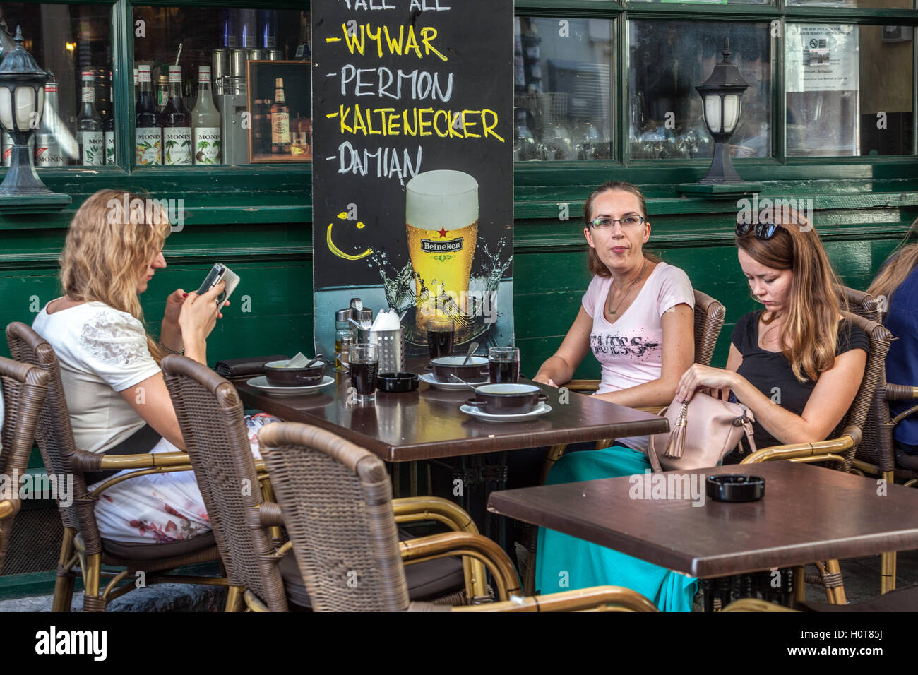 Bratislava gens, touristes dans le Dubliner Bar, rue Sedlarska, quartier de la vieille ville, pub Bratislava Slovaquie, Europe Banque D'Images