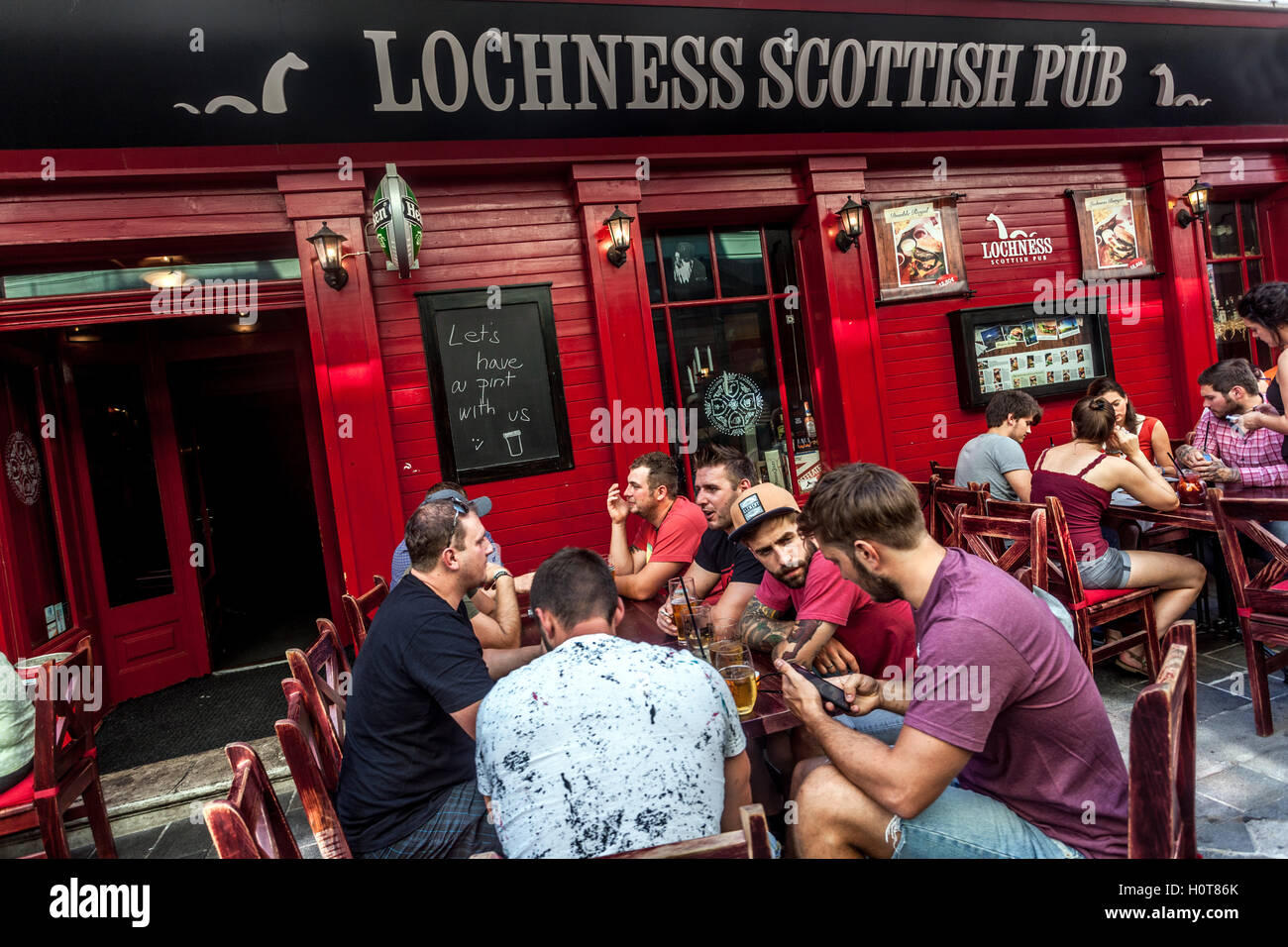 Touristes dans le Lochness Scottish Pub, rue Sedlárska, quartier de la vieille ville de Bratislava, Bratislava pub Slovaquie, Europe pub Bratislava Banque D'Images