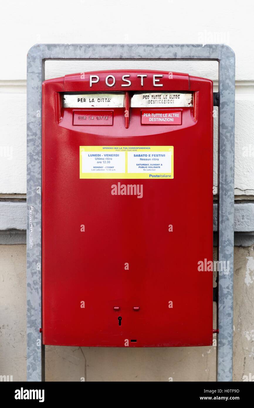 Boîte aux lettres rouge en Italie Photo Stock - Alamy