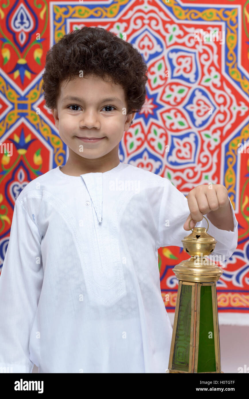 Heureux garçon arabe célébrer le Ramadan avec lanterne Banque D'Images