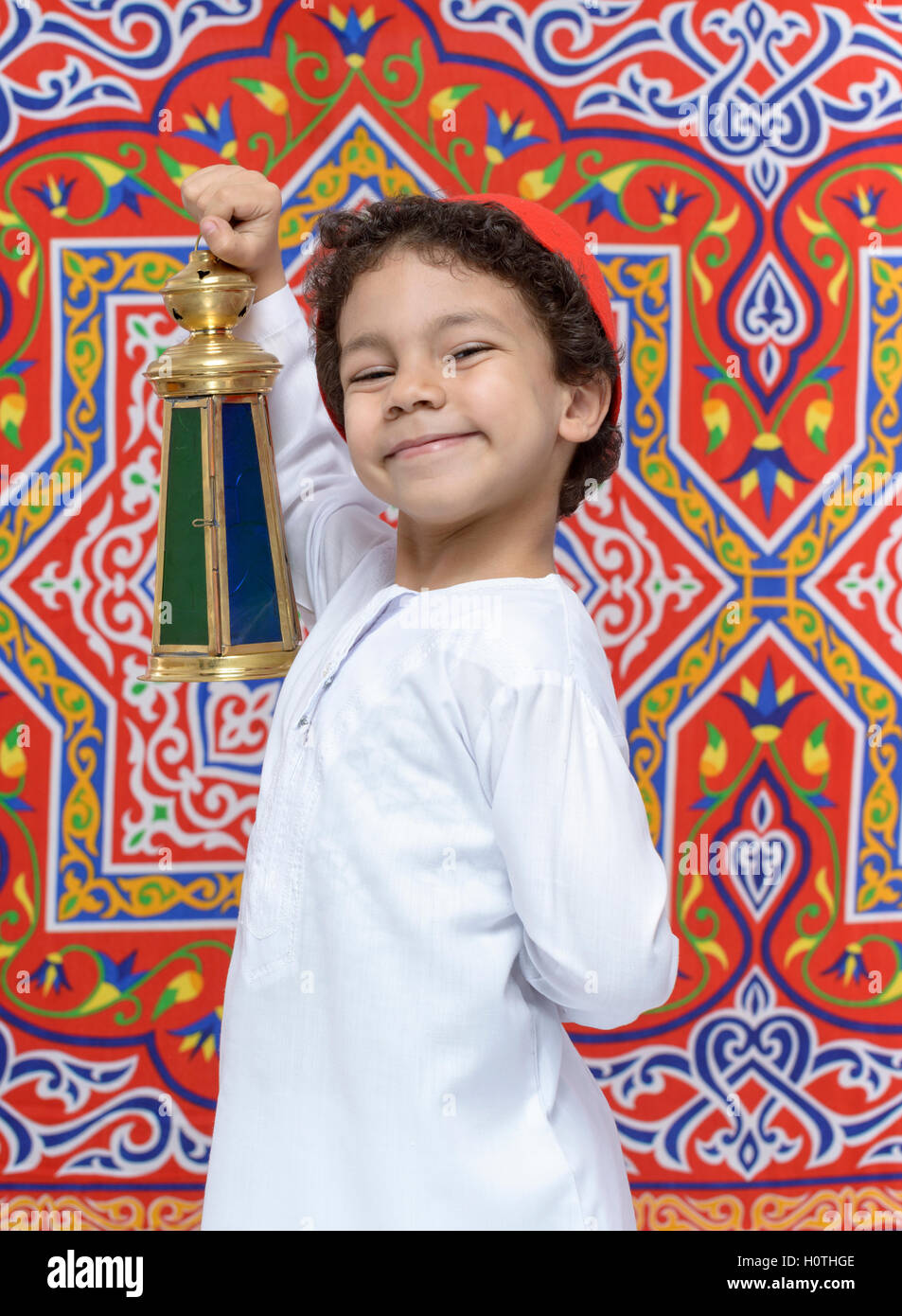 Jeune garçon arabe célébrer le Ramadan avec lanterne Banque D'Images