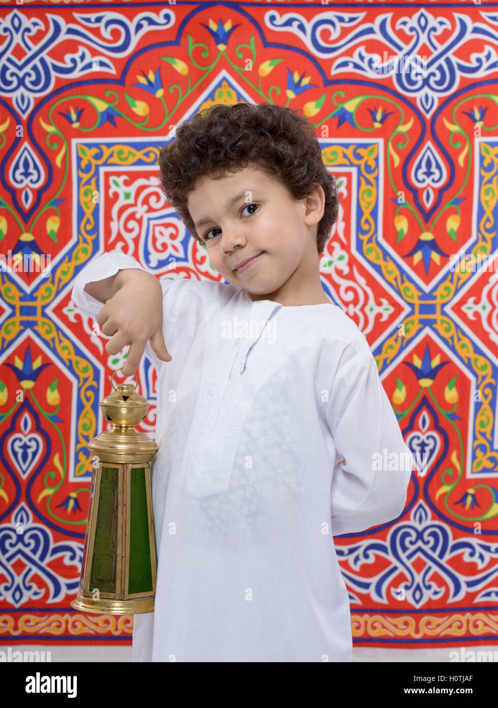 Arabian Happy Smiling Boy with Lantern célébrant le Ramadan Banque D'Images