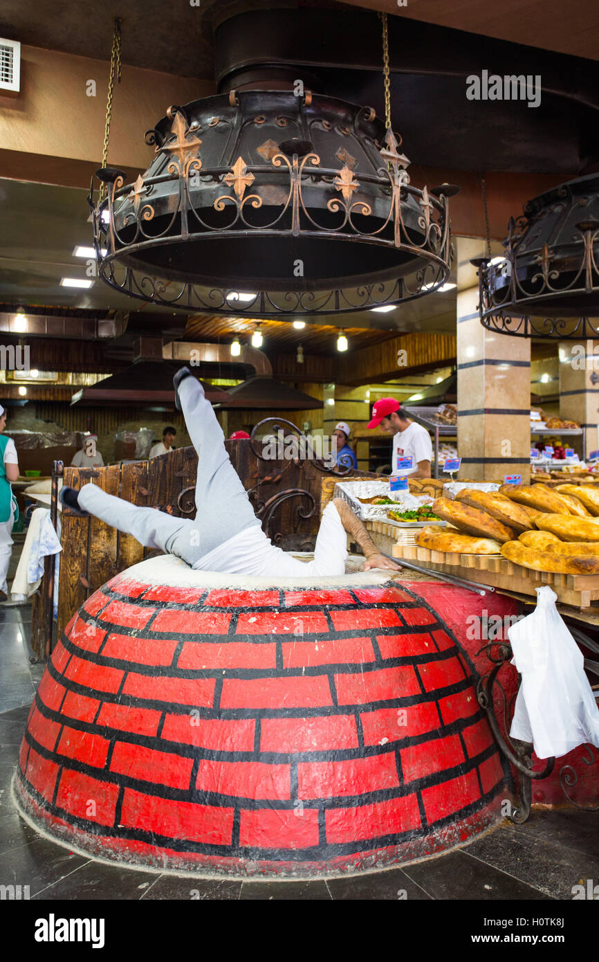 Cuisson du pain traditionnel arménien en Géorgie / four appelé tonir à  Aparan, Arménie Photo Stock - Alamy