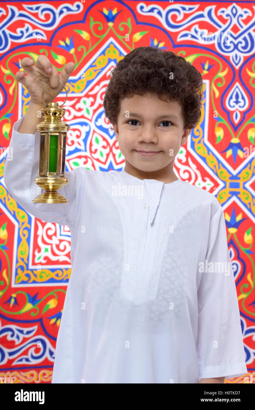 Smiling Young Boy with Lantern plus célébrer le ramadan Ramadan Fabric Banque D'Images