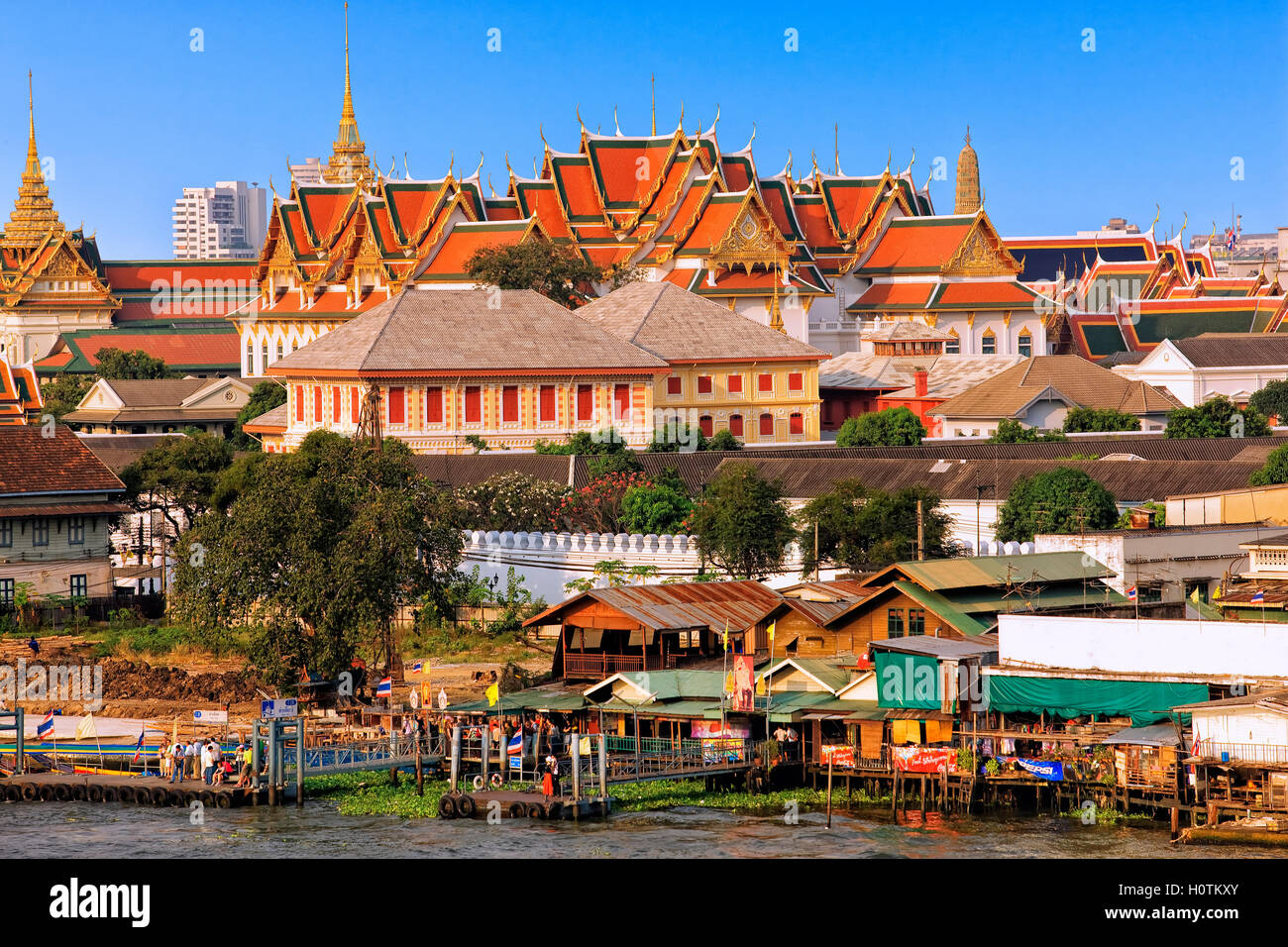Temple de Wat Pho, vue d'Arun Temple à Bangkok Banque D'Images