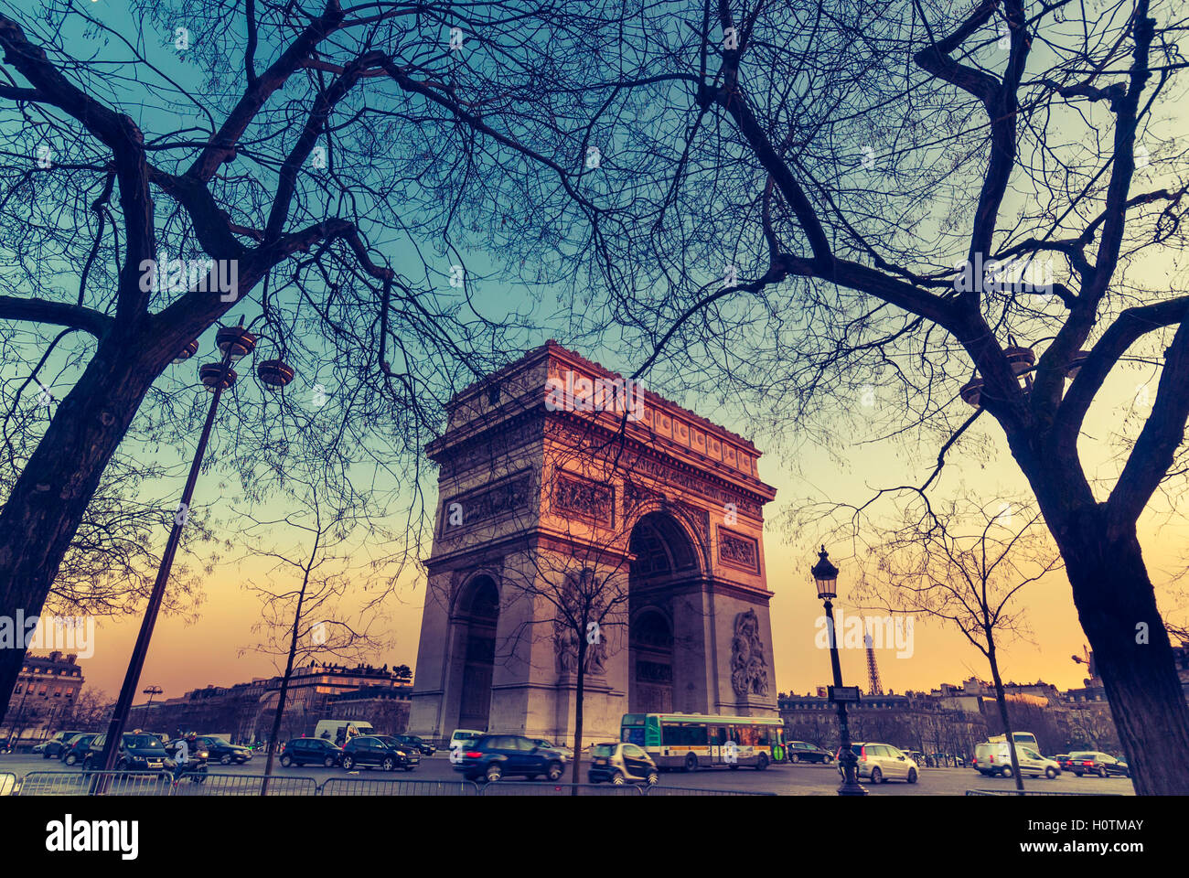 Arc de Triomphe à Paris, France. Tonique avec des couleurs style rétro. Poster vue Carte. Banque D'Images