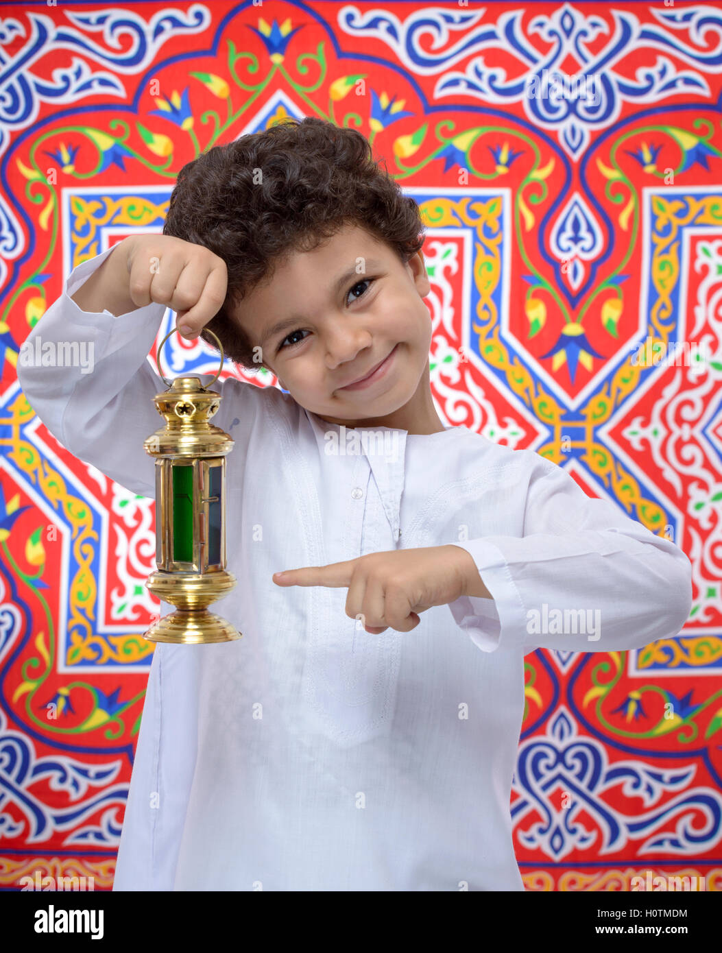 Happy Boy Pointing at Ramadan Lantern sur tissu Ramadan Banque D'Images