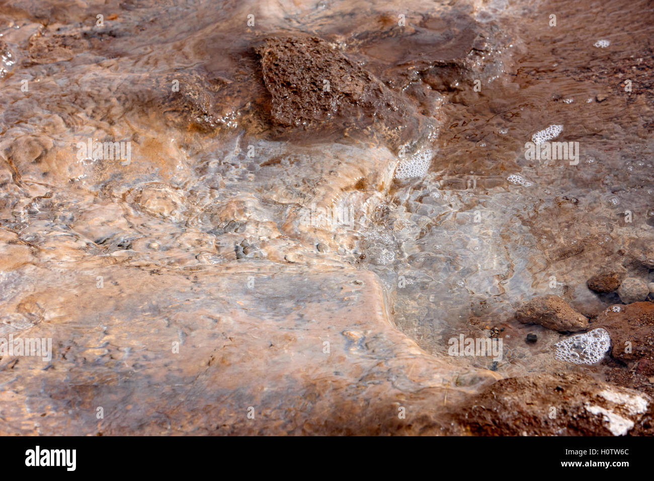 Les dépôts géologiques et chimiques causés par le débordement de l'eau du geyser geysir Islande Banque D'Images