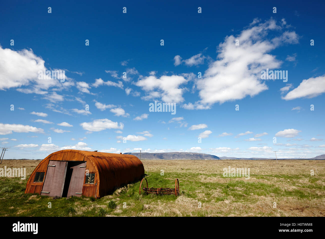 Vieille cabane Nissen rouille sur les terres agricoles en Islande Banque D'Images