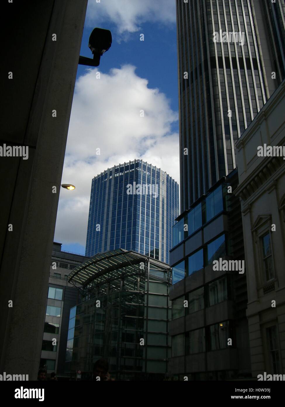 Bâtiments et ciel bleu avec des nuages Banque D'Images