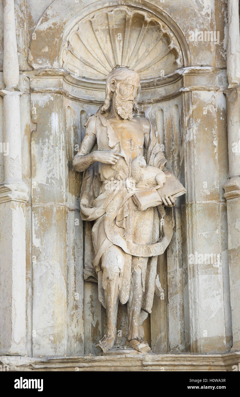 Statue de Saint Jean Baptiste dans une niche de la façade avant de la vieille cathédrale de Coimbra, Portugal Banque D'Images