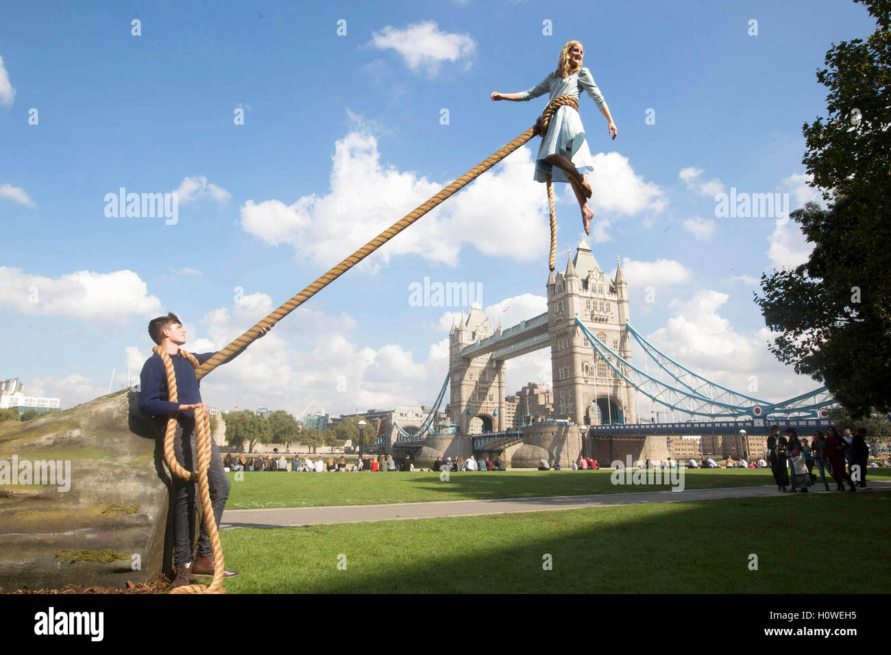 Utilisez uniquement rédactionnel Aerialist Sally Miller effectue sur Potters Fields Park à Londres pour le lancement du nouveau film de Tim Burton Mlle Faucon's Home pour des enfants. Banque D'Images