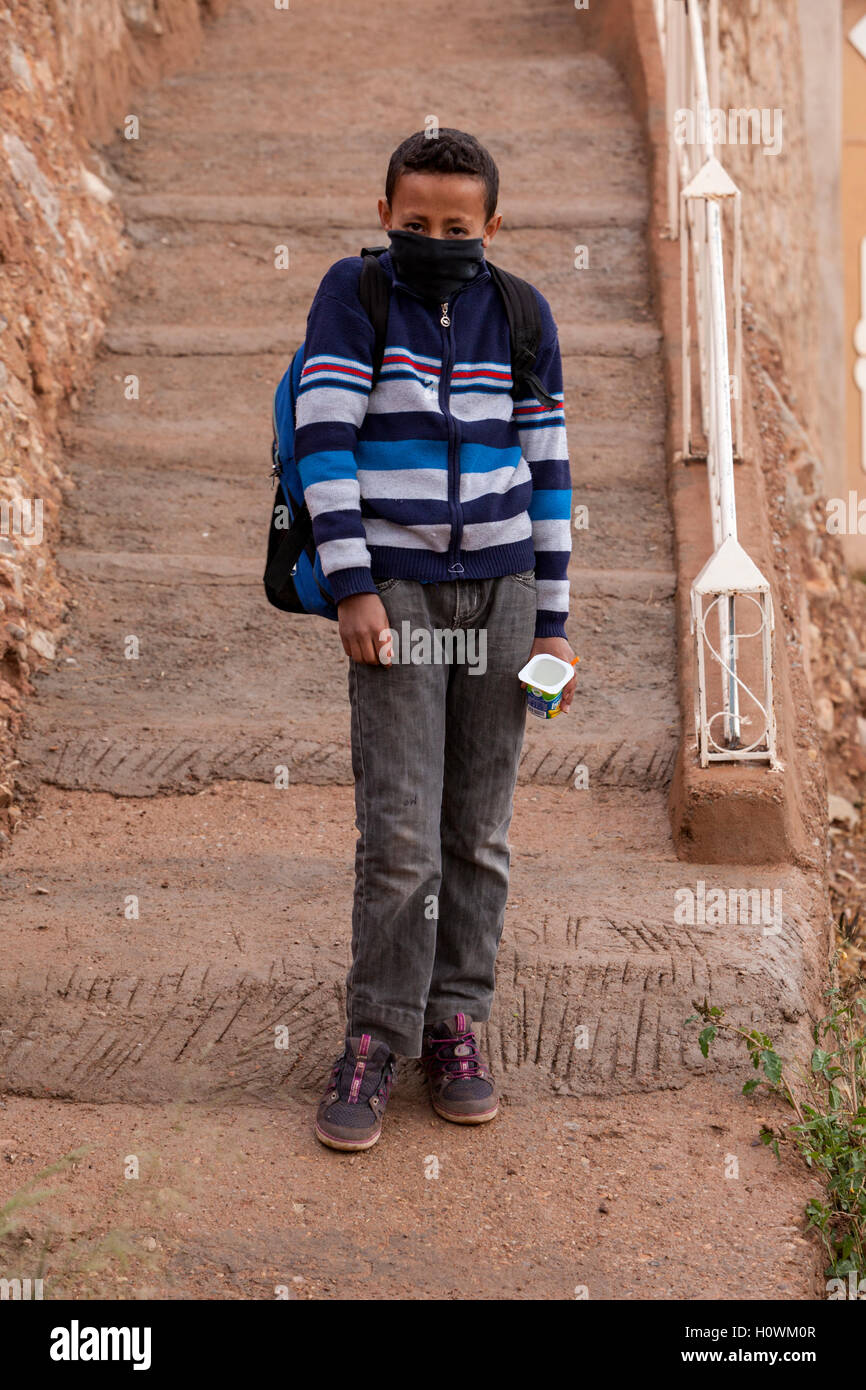 Les gorges du Dadès, au Maroc. Teenage Boy sur son chemin de l'école. Banque D'Images