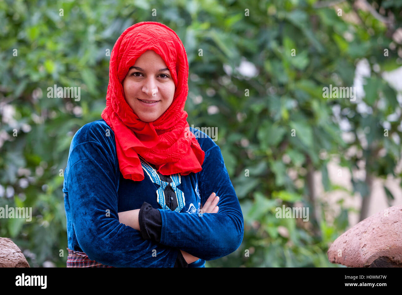 Jeune femme marocaine souriante Banque de photographies et d'images à haute  résolution - Alamy
