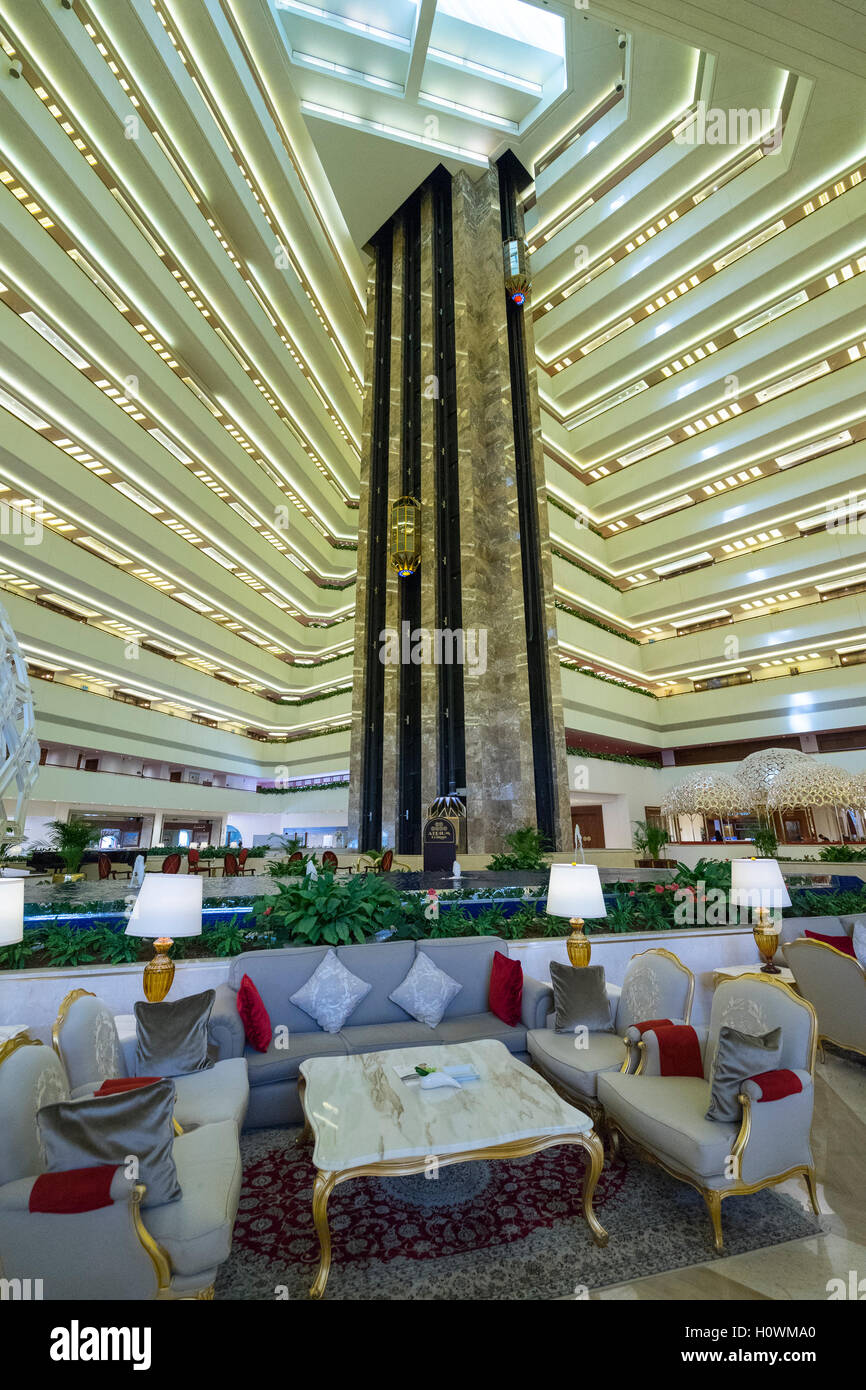Intérieur de l'atrium à l'intérieur de l'hôtel Sheraton de Doha, au Qatar Banque D'Images