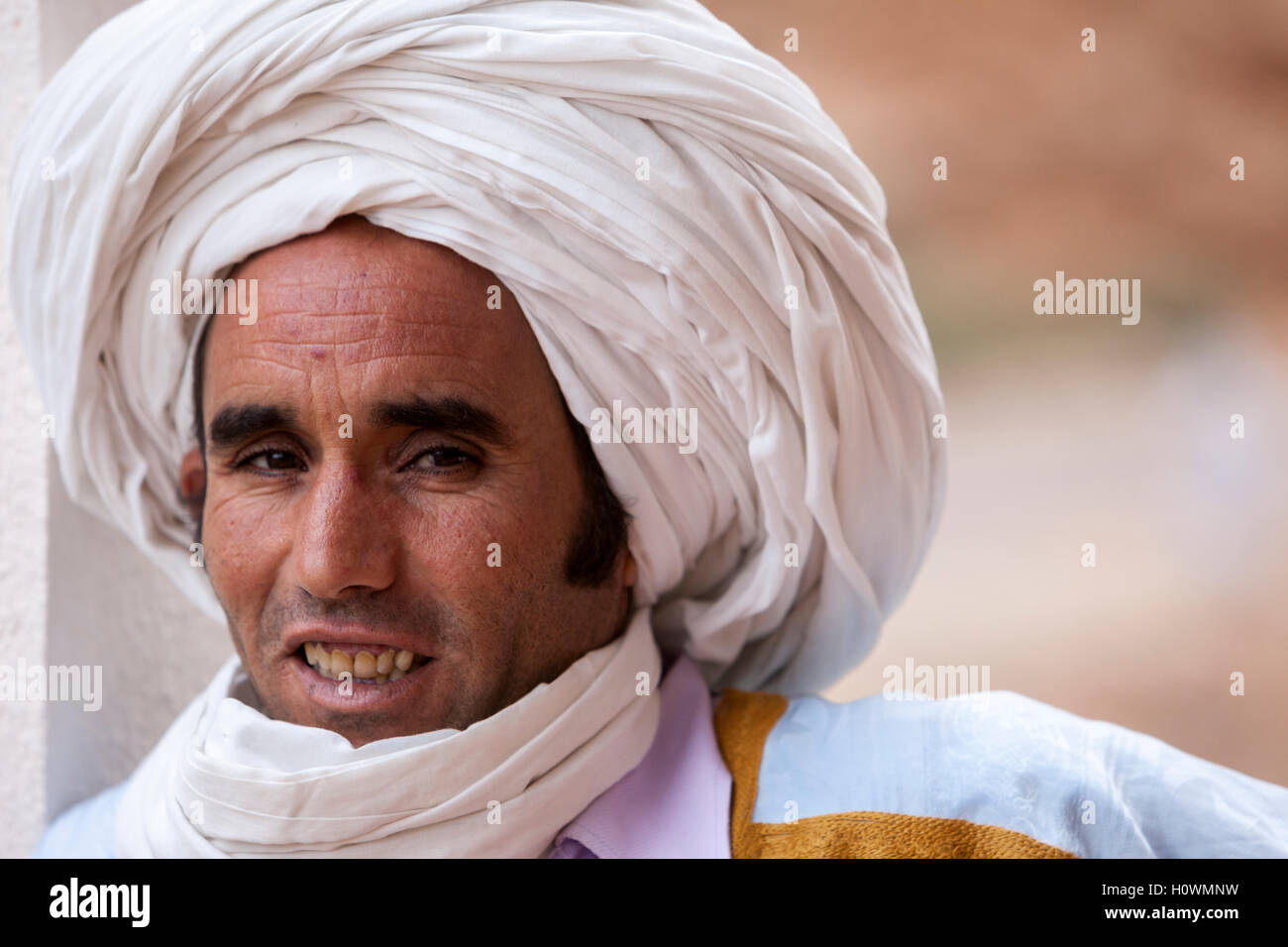Près de Aci Oudinar, Gorges du Dadès, au Maroc. Berbère jeune homme. Banque D'Images
