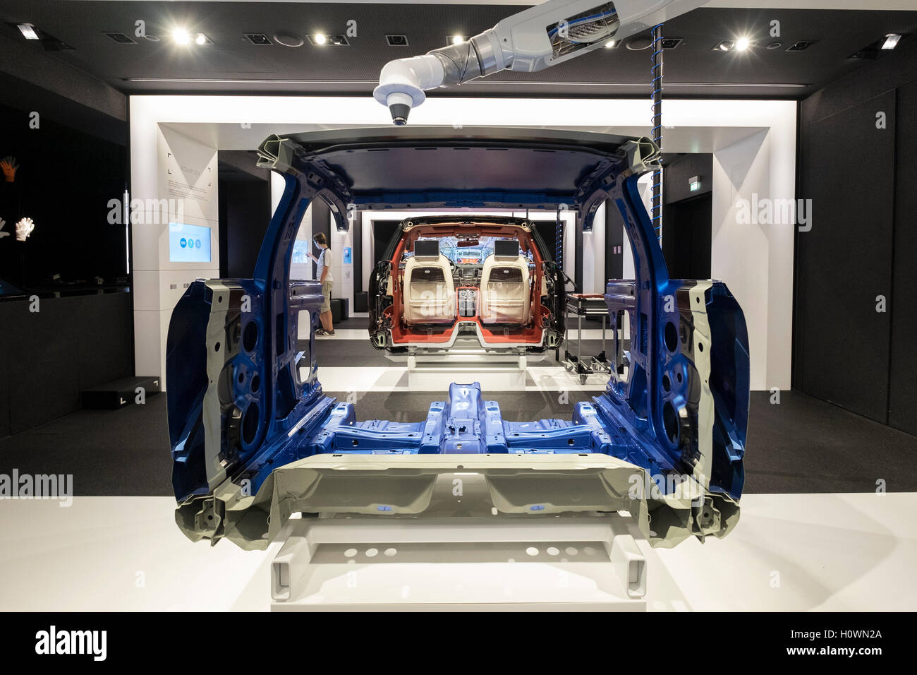 L'affichage de voiture moderne fabrication et montage ligne de production à VW Volkswagen Centre de visiteurs à l'Autostadt de Wolfsburg, Allemand Banque D'Images