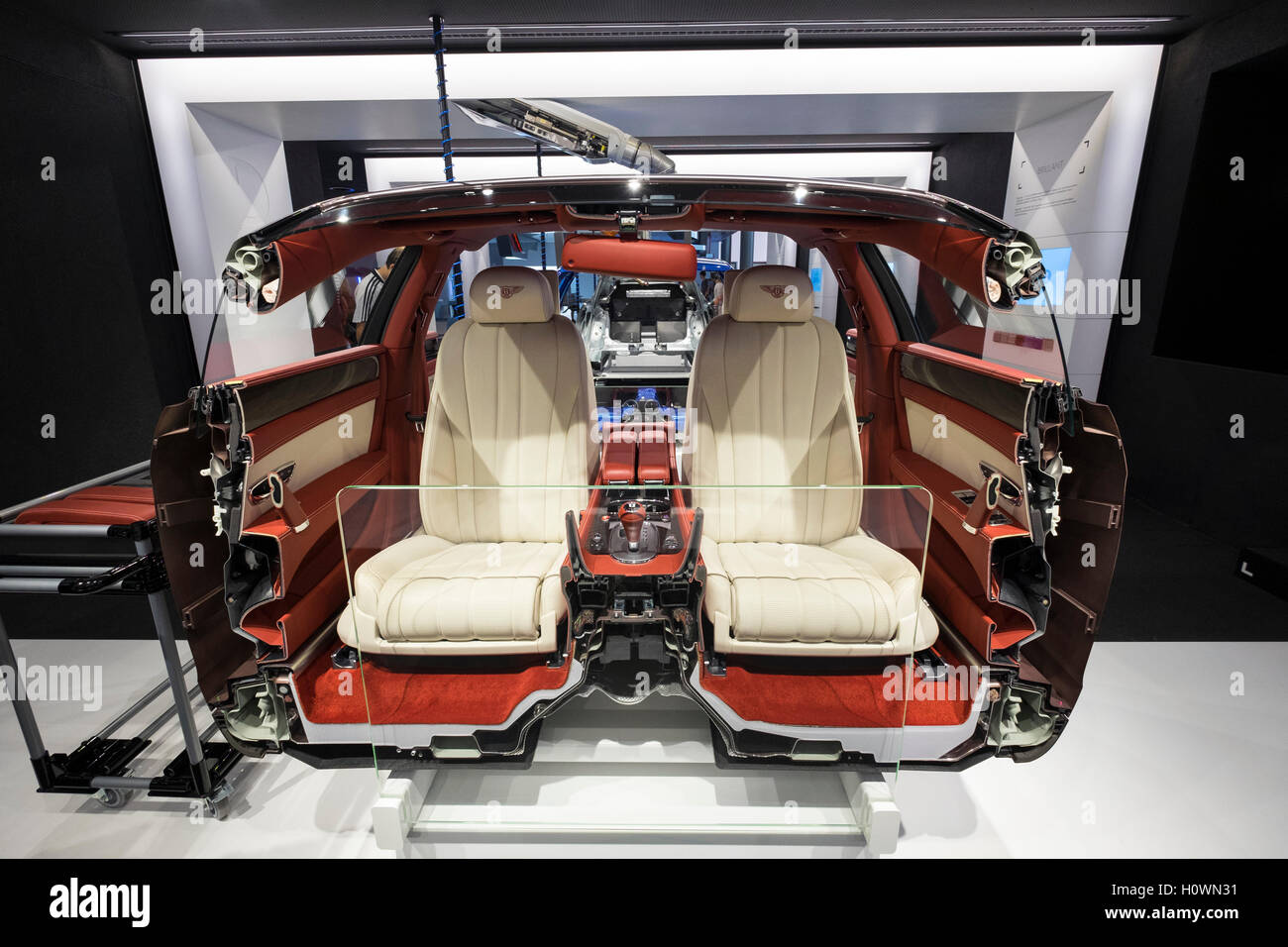 L'affichage de voiture moderne fabrication et montage ligne de production à VW Volkswagen Centre de visiteurs à l'Autostadt de Wolfsburg, Allemand Banque D'Images