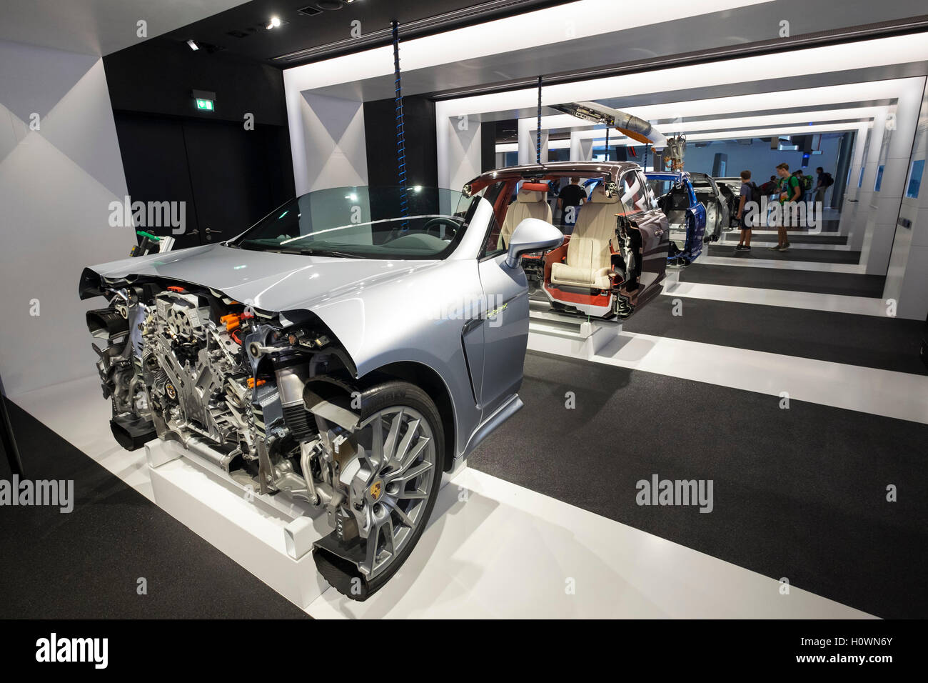 L'affichage de voiture moderne fabrication et montage ligne de production à VW Volkswagen Centre de visiteurs à l'Autostadt de Wolfsburg, Allemand Banque D'Images