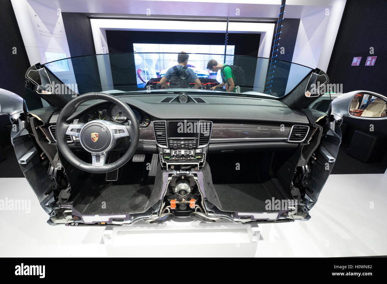 L'affichage de voiture moderne fabrication et montage ligne de production à VW Volkswagen Centre de visiteurs à l'Autostadt de Wolfsburg, Allemand Banque D'Images