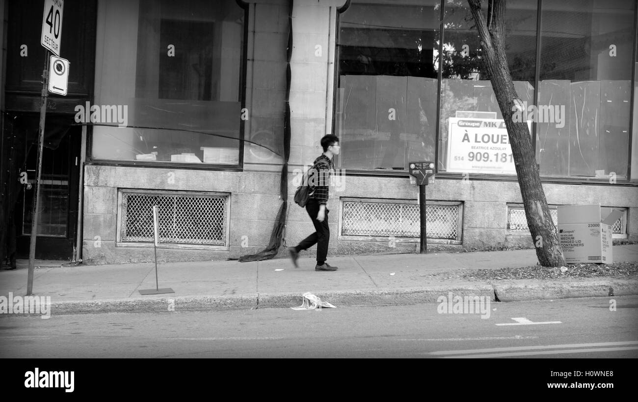 Man Walking in Montréal, Canada Banque D'Images