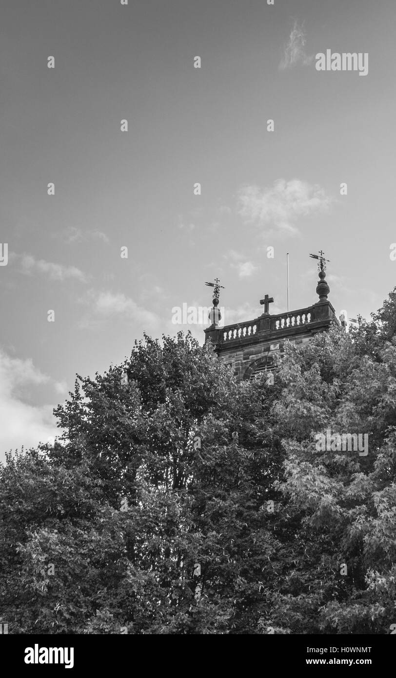 Photographie noir et blanc montrant le clocher de l'église de Saint Modwen, Burton upon Trent. Banque D'Images