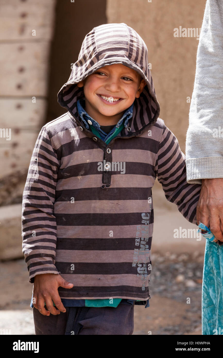Les gorges du Dadès, au Maroc. Jeune garçon berbère. Banque D'Images
