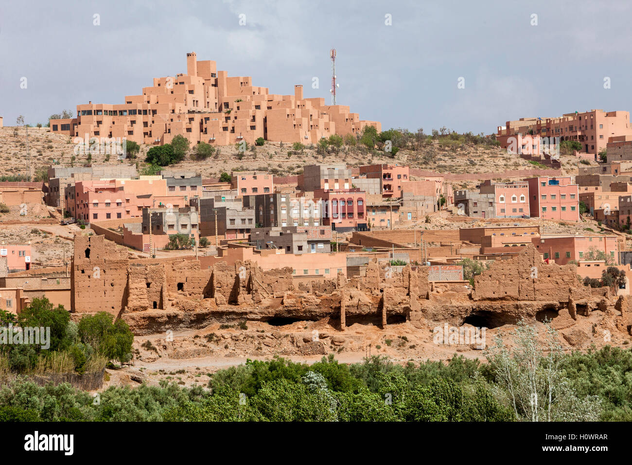 Boulmane, Maroc. Hotel Xaluca en haut, des appartements modernes au centre, avec des maisons traditionnelles abandonnées au fond. Banque D'Images