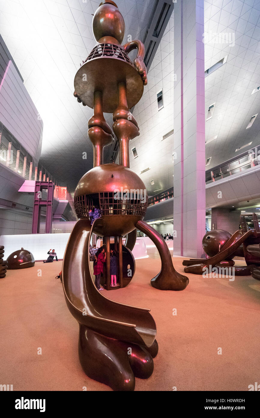 Grande sculpture et aire de jeux à l'intérieur de l'Aéroport International Hamad à Doha Qatar Banque D'Images