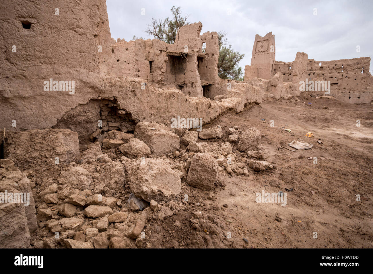 Skoura, Maroc. Une Kasbah lentement tomber en ruine. Banque D'Images