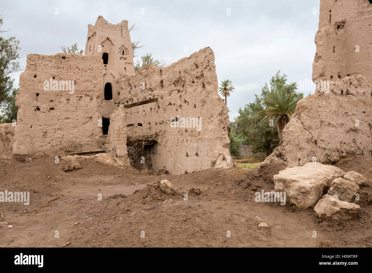 Skoura, Maroc. Une Kasbah lentement tomber en ruine. Banque D'Images