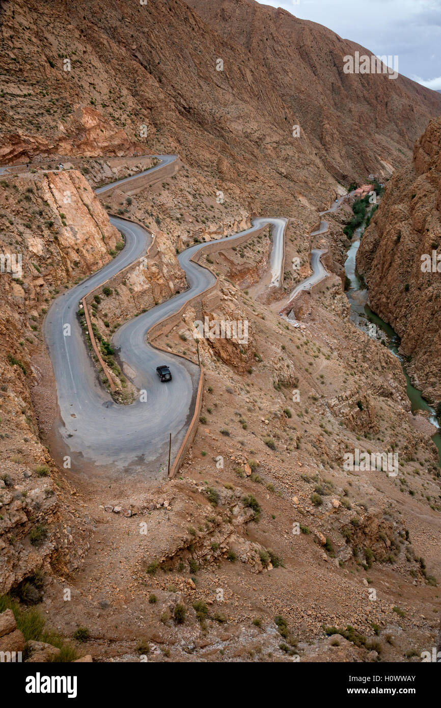 Les gorges du Dadès, au Maroc. Des virages en épingle sur la route à la sortie de la gorge. Banque D'Images