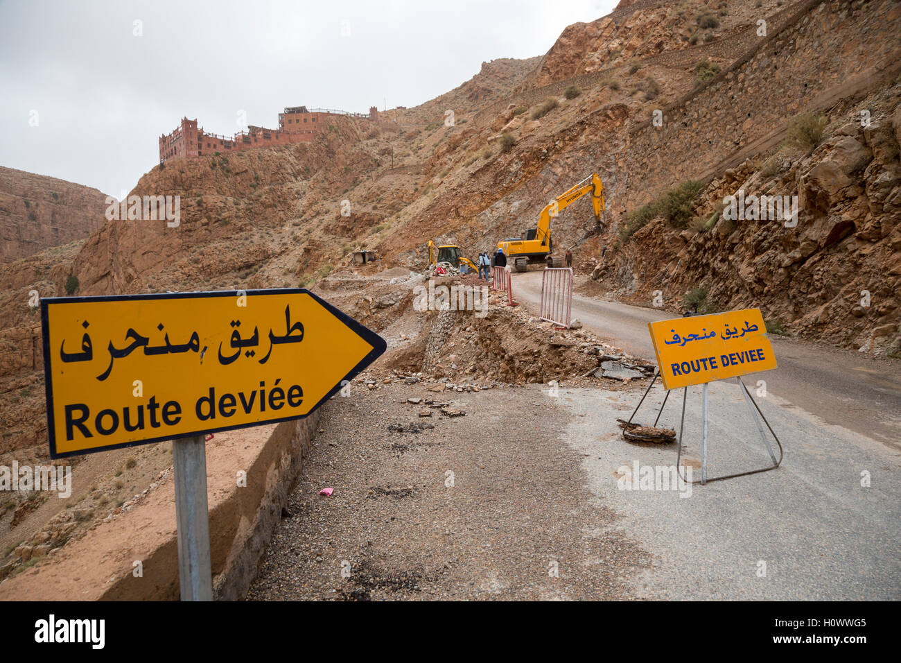 Les gorges du Dadès, au Maroc. La réparation s'effondre Partie de l'escalade de la route jusqu'à la sortie de la gorge. Hôtel Timzzillite au top. Banque D'Images