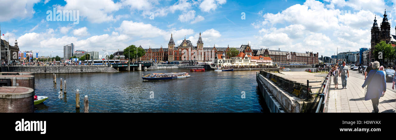 AMSTERDAM - 10 juillet 2016 : Grande vue panoramique de la Gare Centrale et du canal, le 10 juillet 2016 à Amsterdam. Gare centrale, Pays-Bas Banque D'Images