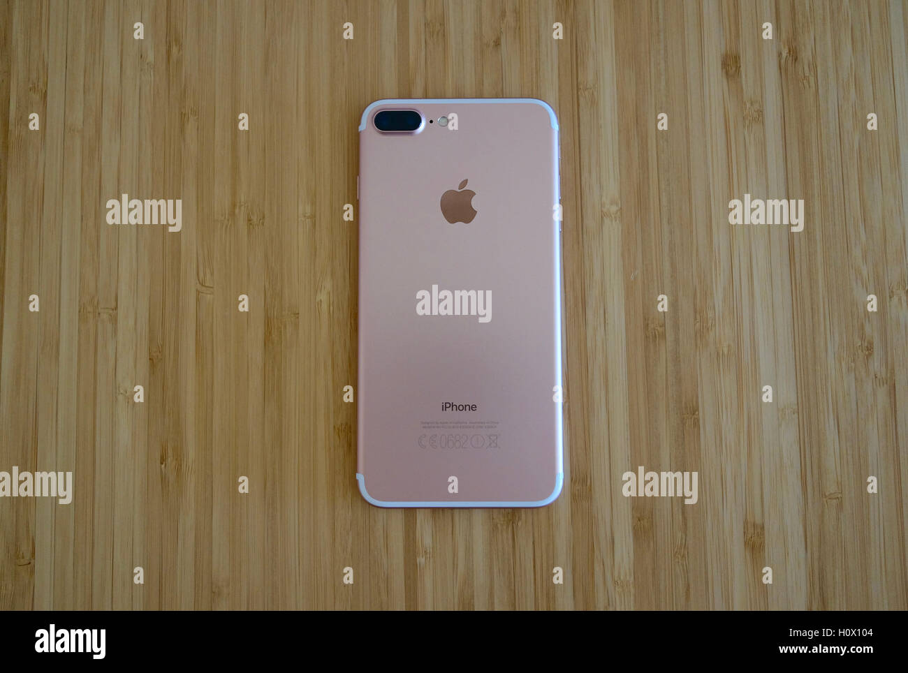 Vue de l'iPhone 7 et l'or rose. L'iPhone 7 est plus nouveau smartphone produit par Apple Computer, Inc. Banque D'Images