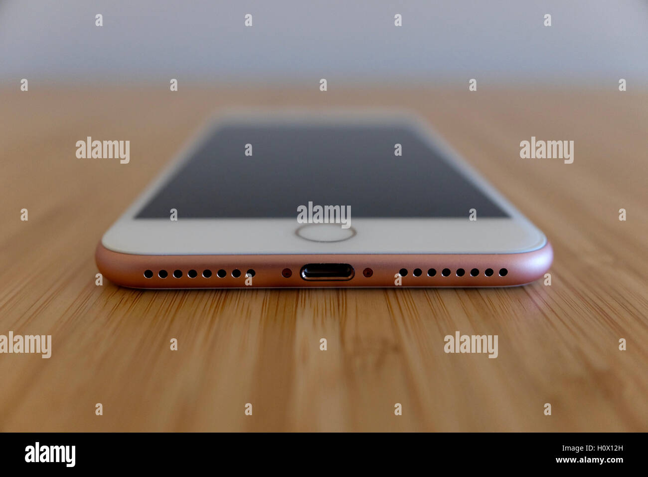 Vue de l'iPhone 7 et l'or rose. L'iPhone 7 est plus nouveau smartphone produit par Apple Computer, Inc. Banque D'Images