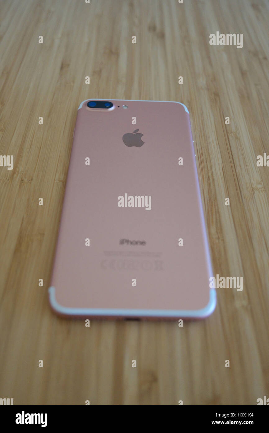 Vue de l'iPhone 7 et l'or rose. L'iPhone 7 est plus nouveau smartphone produit par Apple Computer, Inc. Banque D'Images