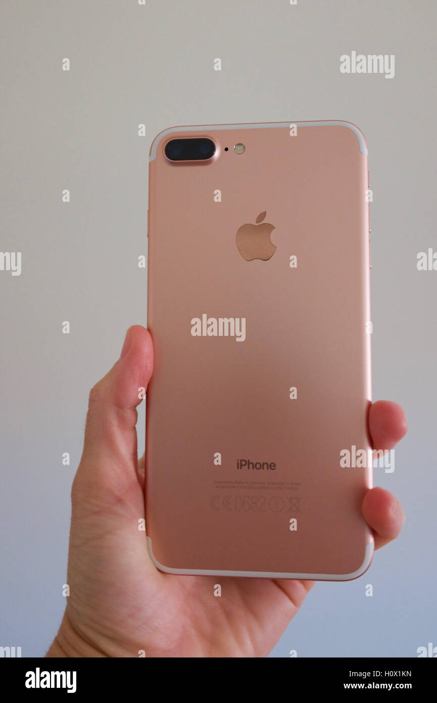 Vue de l'iPhone 7 et l'or rose. L'iPhone 7 est plus nouveau smartphone  produit par Apple Computer, Inc Photo Stock - Alamy