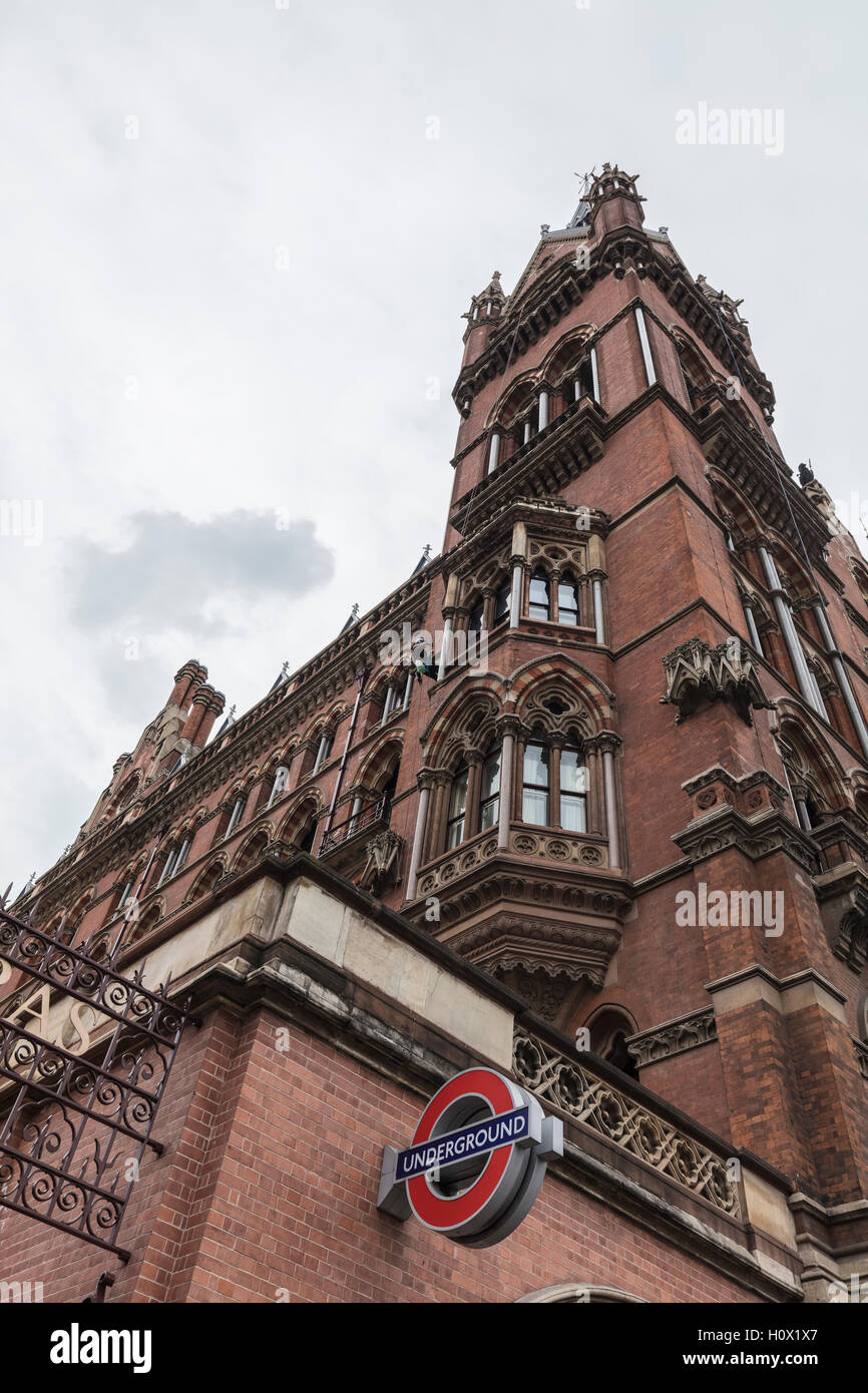 La station de métro de St Pancras signer en face de bâtiment de l'hôtel Renaissance avec fenêtre de nettoyage sur une corde nettoyage windows Banque D'Images