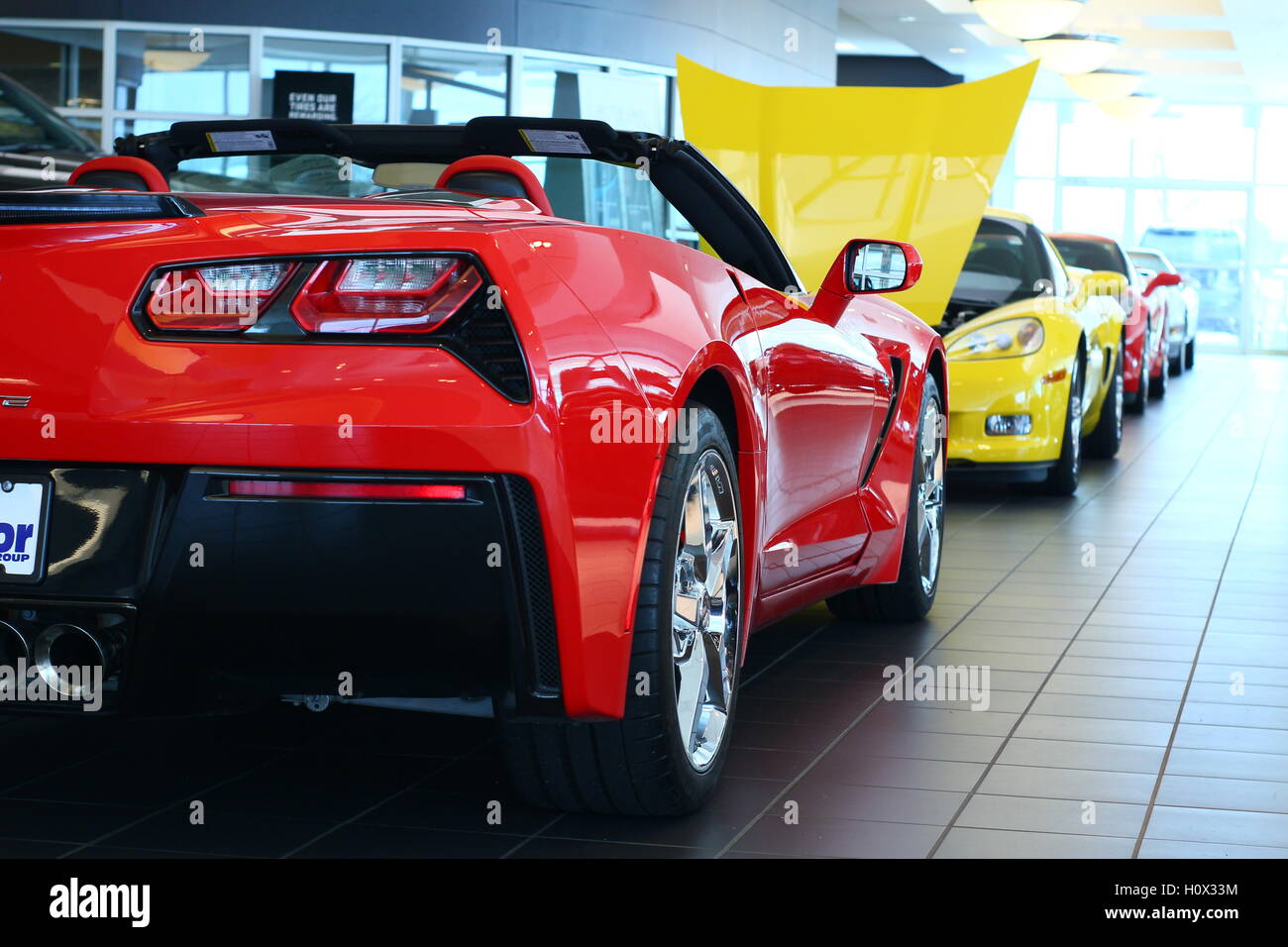 Rangée de voitures de sport Ferrari 250 s'asseoir sur l'affichage à l'electronics store, attendant d'être vendus Banque D'Images