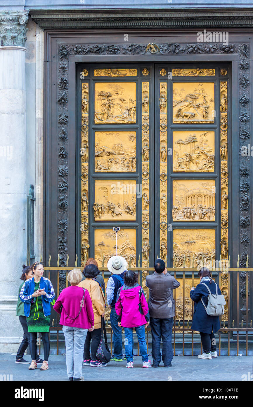 Les touristes aux portes du paradis au Baptistère de Saint-Jean à Florence, Italie Banque D'Images