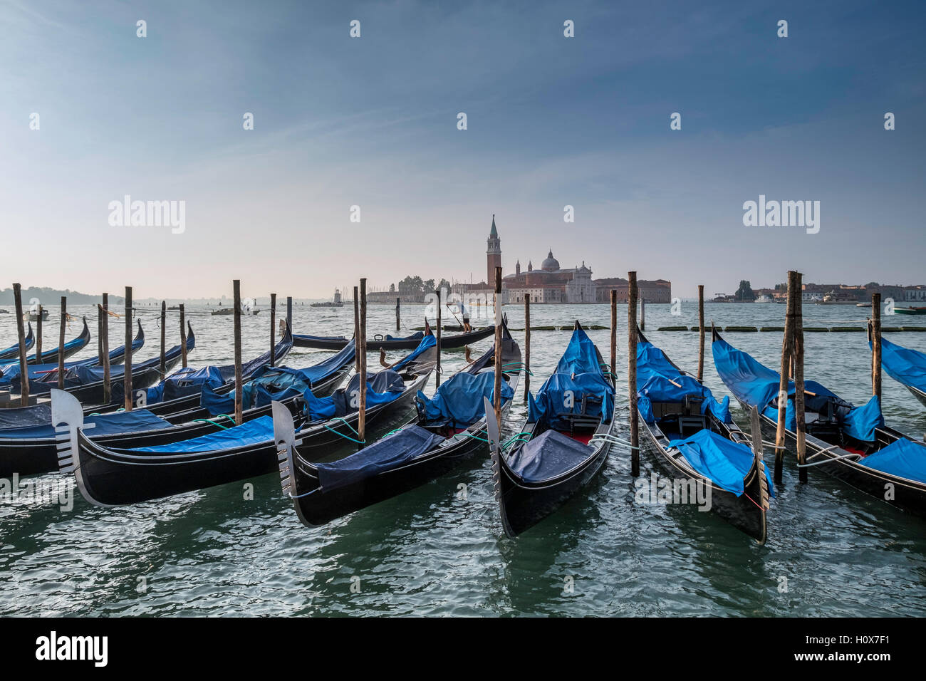 Vue sur Lagune de Venise vers l'église de S. Giorggo Maggiore sur Isola di S. Giorgio Maggiore.gondoles amarrées en premier plan Banque D'Images